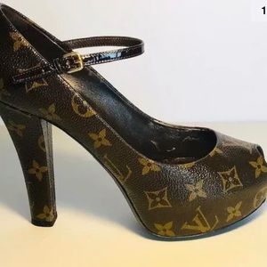 🔥NON LONGER AVAILABLE 🔥peep toe shoes.81/2-381/2